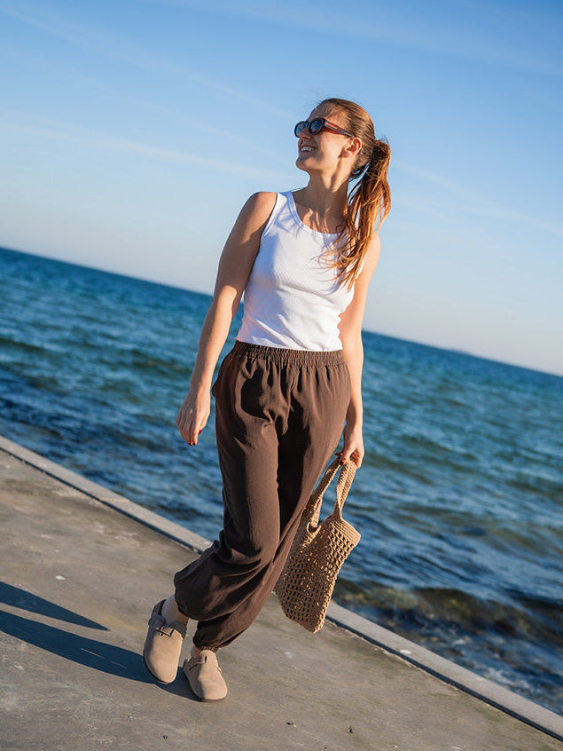 fabrin-ballon-apnt-brun_tank-top-hvid-livsstil-1.jpg