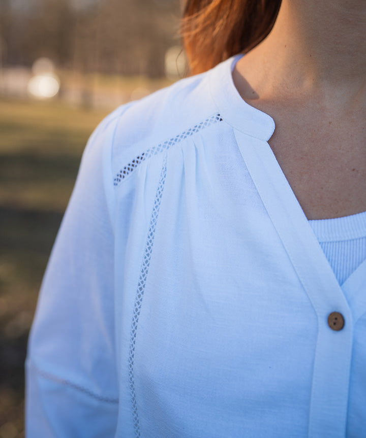 fabrin-blouse-with-laces-livsstil2.jpg