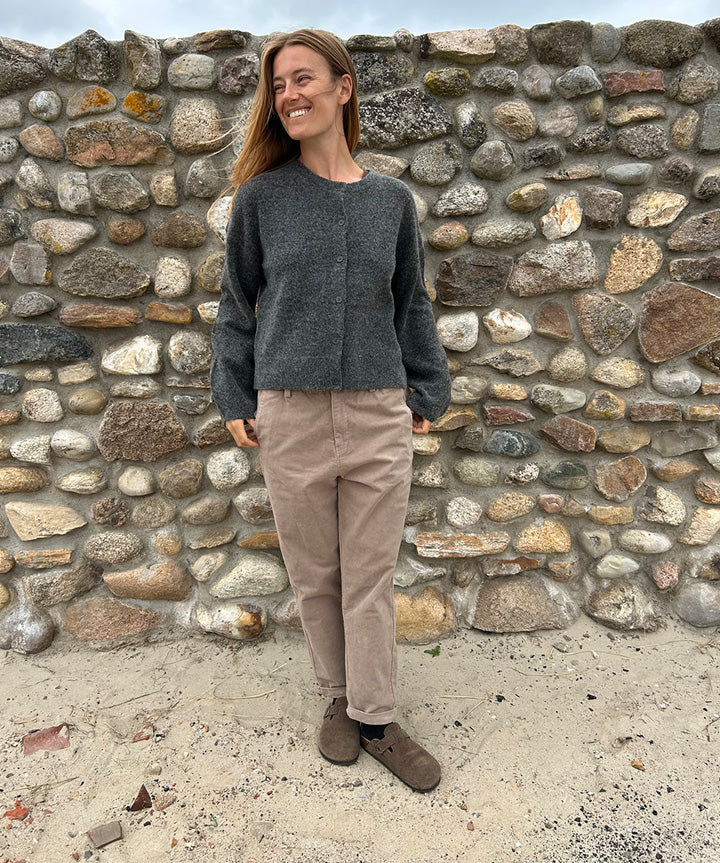 fabrin-cardigan-ls-graa-livsstil.jpg