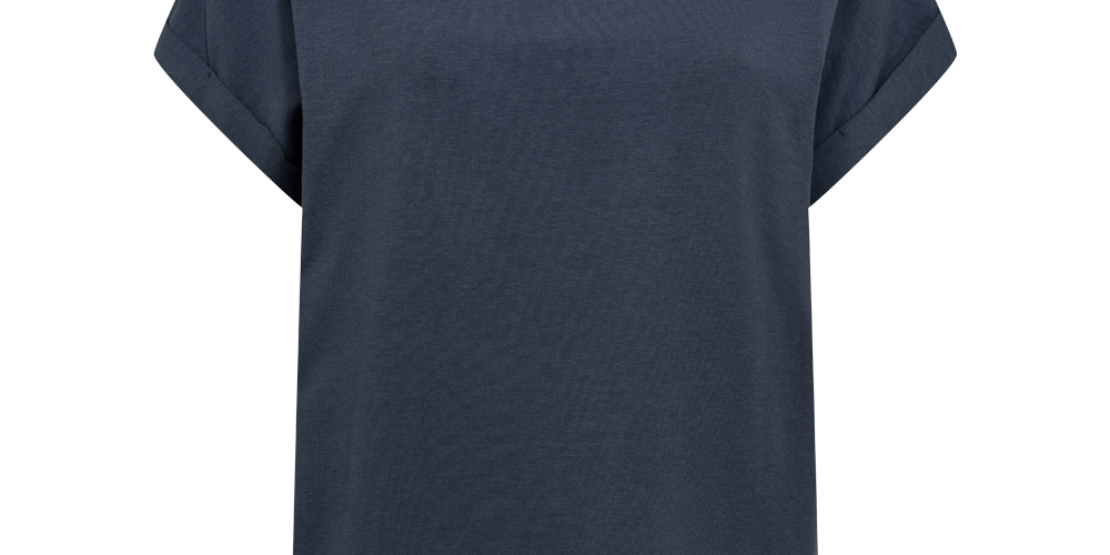En enkel, mørkeblå T-shirt med rund hals og korte ærmer med opbukket kant. Materialet virker blødt og let, perfekt til hverdagsbrug eller afslappede lag-på-lag looks. Skjortens løse, lige pasform giver komfort og bevægelsesfrihed, mens den minimalistiske detalje ved ærmekanten tilfører et diskret twist. Velegnet sammen med jeans, chinos eller under en let jakke til en casual, skandinavisk stil.