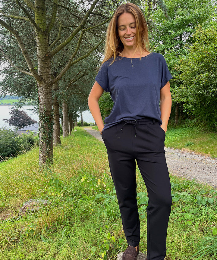 fabrin-copenhagen-bamboo-loose-fit-tee-navy-livsstil.jpg