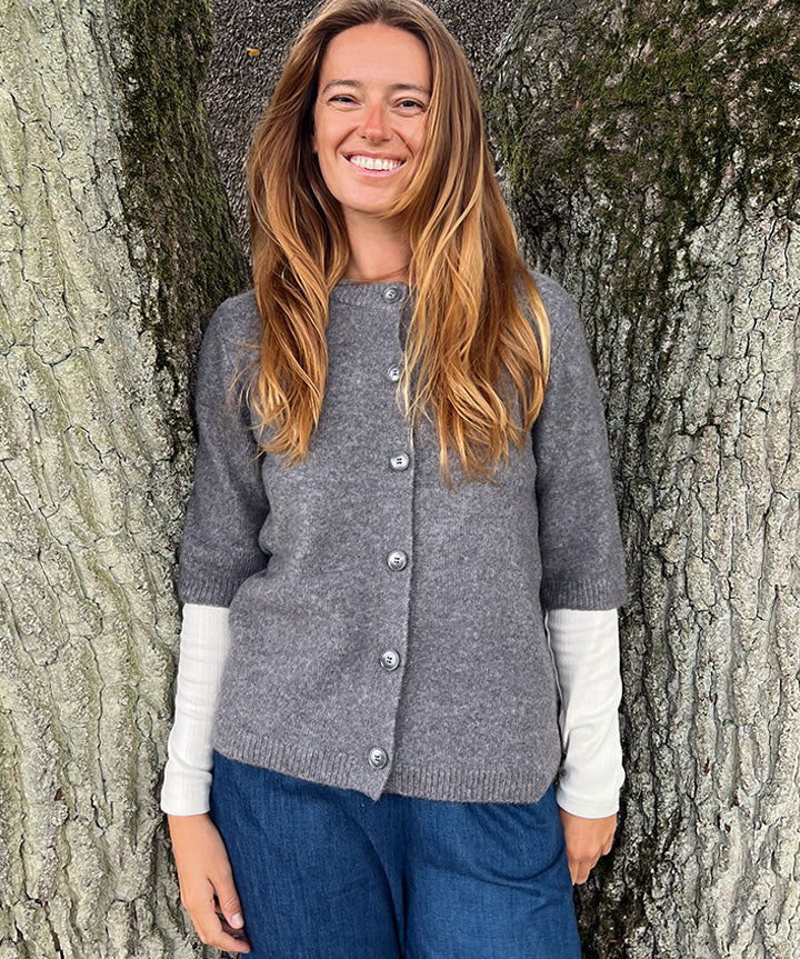 fabrin-copenhagen-cardigan-ss-lysegraa-livsstil.jpg