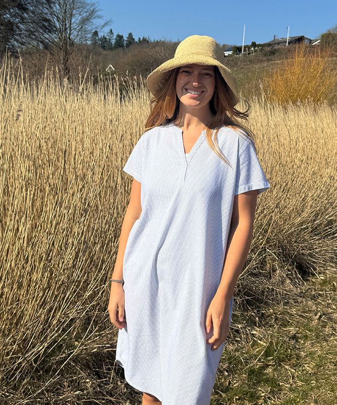 fabrin-copenhagen-dress-v-neck-livsstil.jpg