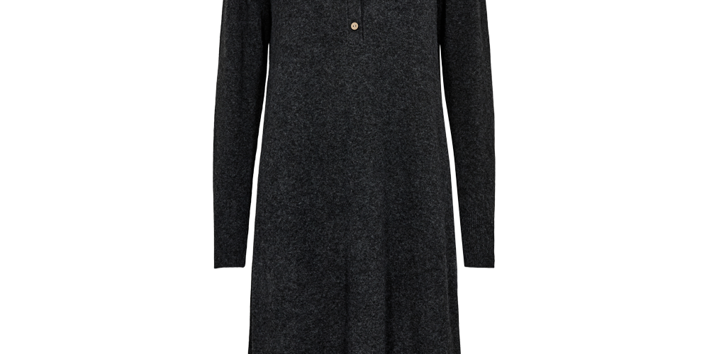 Lang, mørkegrå strikkjole med lange ærmer og klassisk krave samt en lodret række træfarvede knapper. Enkel A-formet pasform, der falder løst omkring kroppen og når under knæet. Materialet ser blødt og varmt ud, egnet til kølige dage. Stilren og alsidig model, som fungerer godt både til hverdag med støvler og til mere formelle lejligheder med fine accessories.