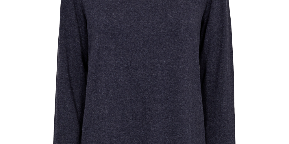 En enkel, mørkeblå bluse med rund hals og lange ærmer. Stoffet ser blødt og let struktureret ud, med en afslappet, lige pasform der falder rent ned over kroppen. Designet er minimalistisk uden synlige detaljer, hvilket gør den alsidig til både hverdag og lag-på-lag-styling. Diskret mærke i nakken og rene kanter giver et stilrent, tidløst udtryk.