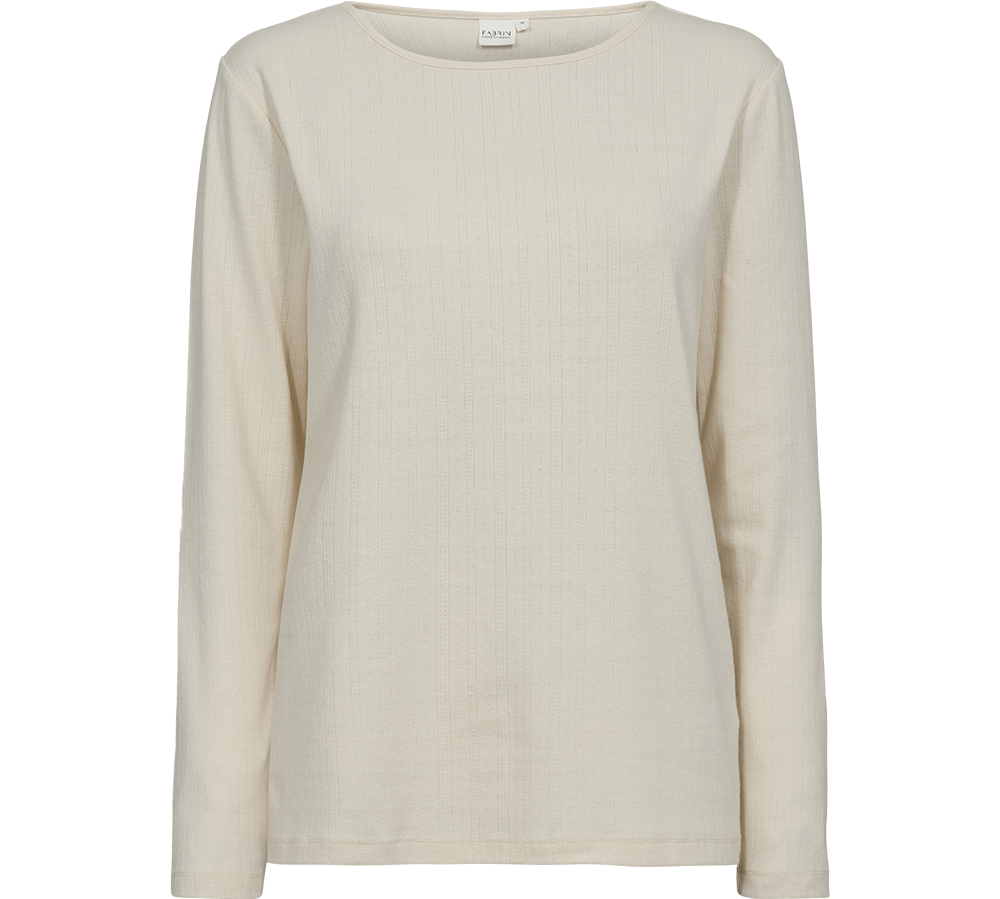 En enkel, cremefarvet bluse med rund hals og lange ærmer. Stoffet har en let ribstrikstruktur, der giver subtilt mønster og tekstur. Blusen er løstsiddende med lige fald og ren kant i bunden, hvilket skaber et tidløst og afslappet udtryk. Ideel til hverdag eller lag-på-lag styling, kombineret med jeans eller en nederdel for et enkelt, elegant look.