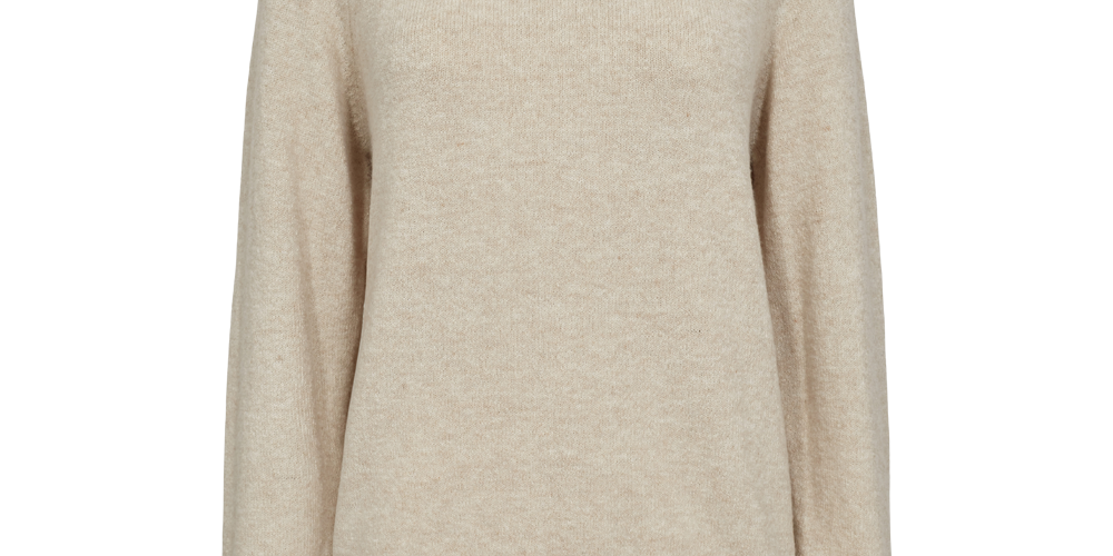 En enkelt, sandfarvet strikbluse med rund hals og lange raglanærmer vist på en mannequin. Den bløde, fine strik har en diskret struktur og ribafslutning ved hals, ærmer og kant, hvilket giver et klassisk og tidløst udtryk. Sweateren fremstår alsidig til både hverdagsbrug og lag-på-lag styling, og indbyder til varme og komfort på kolde dage.