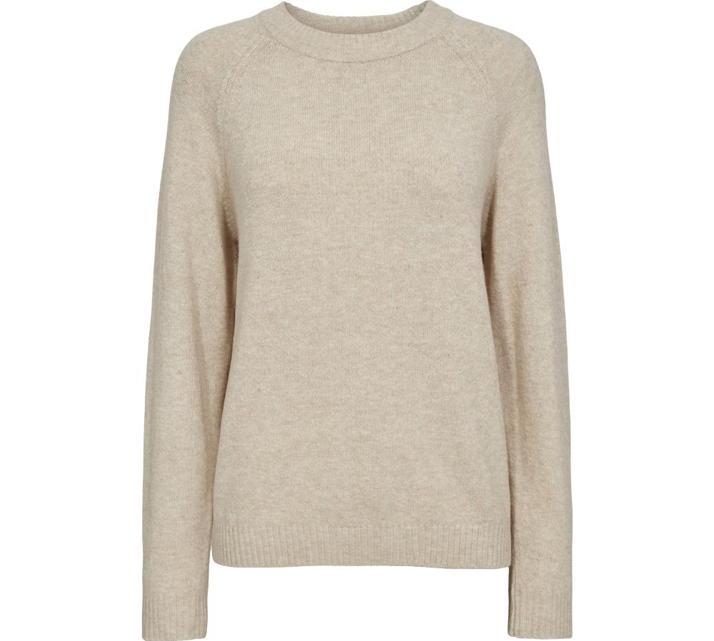 En enkelt, sandfarvet strikbluse med rund hals og lange raglanærmer vist på en mannequin. Den bløde, fine strik har en diskret struktur og ribafslutning ved hals, ærmer og kant, hvilket giver et klassisk og tidløst udtryk. Sweateren fremstår alsidig til både hverdagsbrug og lag-på-lag styling, og indbyder til varme og komfort på kolde dage.