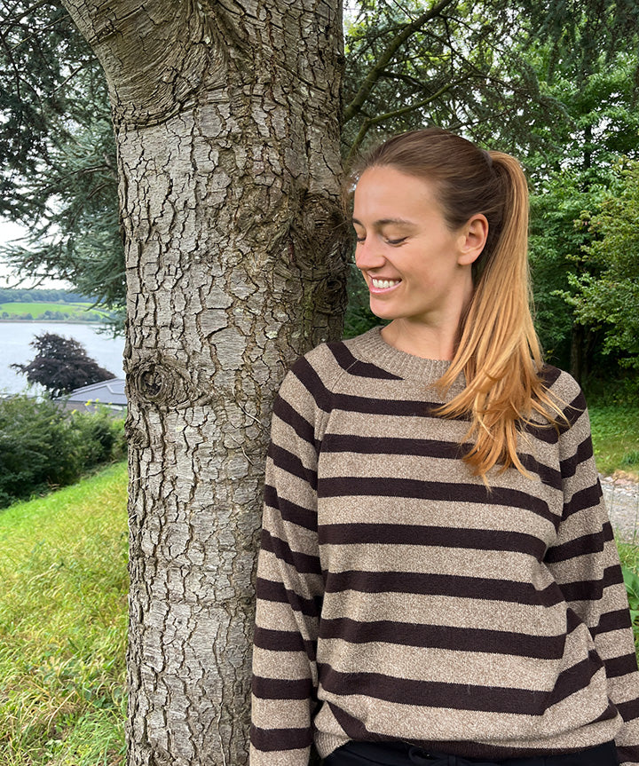 fabrin-copenhagen-pullover-rib-neck-stripe-brun-livsstil.jpg
