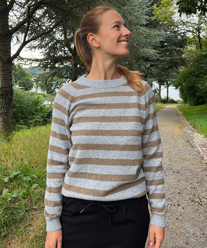 fabrin-copenhagen-pullover-rib-neck-stripe-graa-brun-livsstil.jpg