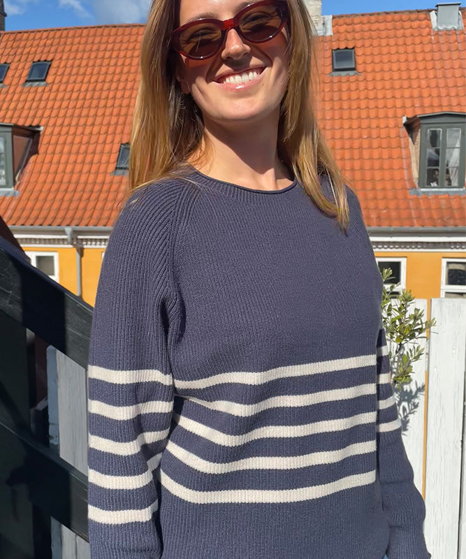 fabrin-copenhagen-rullekant-pullover-moerkeblaa-44336-2.jpg