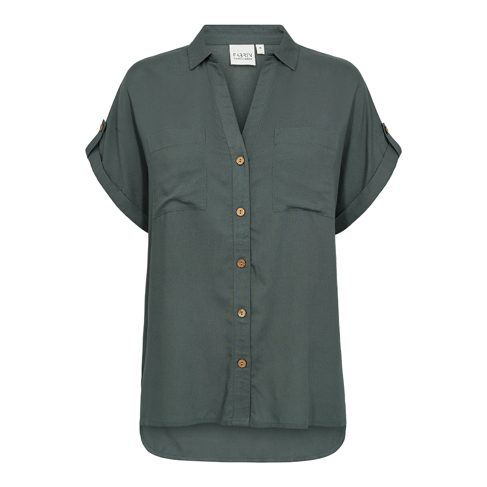 fabrin-copenhagen-shirt-ss-25-w-43961-dame-skjorte-groen-a.png