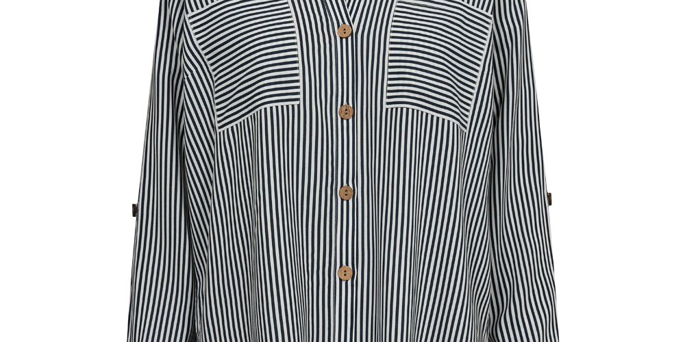 Langærmet skjorte i navy og hvidt med smalle lodrette striber, der skaber et slankt udtryk. Den har V-udskæring med lille krave, synlige træknapper foran og to brystlommer med striber drejet på tværs for kontrast. Ærmerne kan knappes op, og afslutningen er let rundet. En elegant, afslappet bluse, der fungerer godt både til hverdag og kontor.