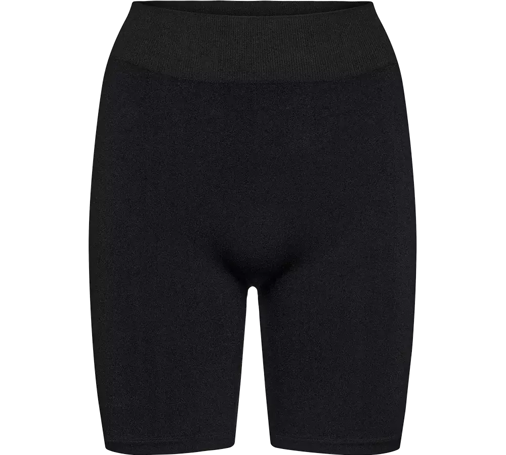 Billedet viser et par sorte, tætsiddende cykelshorts i en glat, elastisk kvalitet. Høj talje og knælængde giver støtte og komfort til træning eller hverdagsbrug. Enkel, sømløs finish uden synlige logoer gør dem alsidige og nemme at style under kjoler, tunikaer eller til sportsbrug. Stoffet ser åndbart og formstabilt ud med en minimalistisk, moderne æstetik.
