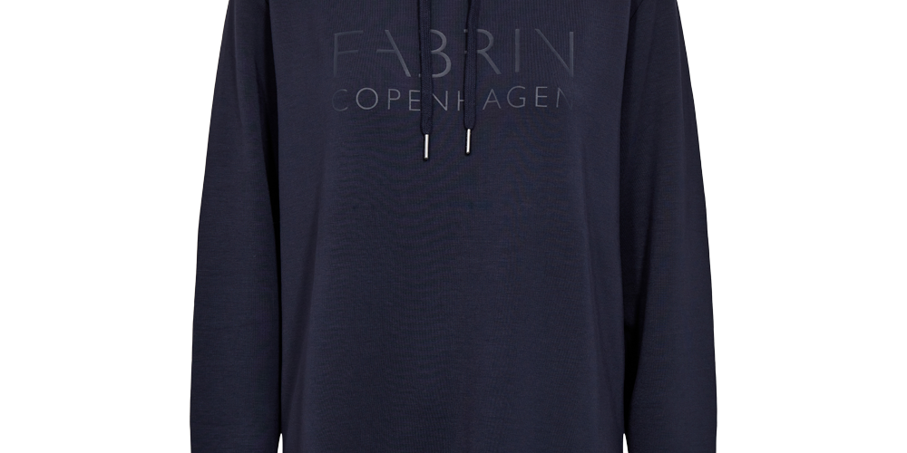 En mørkeblå, afslappet sweatshirt med høj krave og snøre i halsen. Trøjen har lange ærmer, rundet bundkant og en let oversize pasform. Fronten prydes af et diskret, ton-i-ton logo 'FABRIN COPENHAGEN', hvilket giver et minimalistisk og stilrent udtryk. Materialet ser blødt og varmt ud, ideelt til afslappede hverdagslook eller lag-på-lag om efteråret og vinteren.