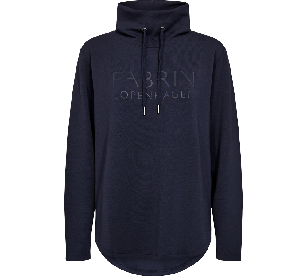 En mørkeblå, afslappet sweatshirt med høj krave og snøre i halsen. Trøjen har lange ærmer, rundet bundkant og en let oversize pasform. Fronten prydes af et diskret, ton-i-ton logo 'FABRIN COPENHAGEN', hvilket giver et minimalistisk og stilrent udtryk. Materialet ser blødt og varmt ud, ideelt til afslappede hverdagslook eller lag-på-lag om efteråret og vinteren.