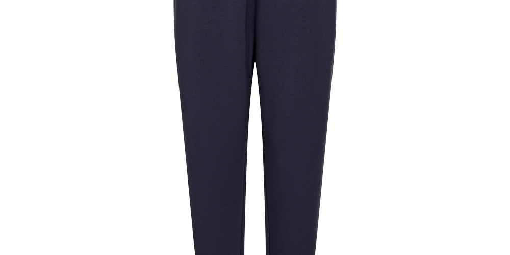 Disse mørkeblå joggers har et enkelt, tidløst design med elastisk talje og justerbar snøre foran. Bukserne er formskårne i et afslappet, men slankt snit med let tilspidsede ben og elastiske ankler, hvilket giver komfort og bevægelsesfrihed. Stoffets glatte, bløde overflade signalerer afslappet luksus — ideelle til hverdagsbrug, rejse eller rolig træning, og nemme at style med både sneakers og en striktrøje.