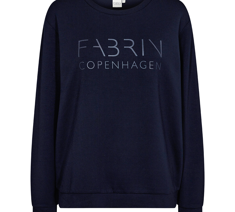 En enkel og moderne mørkeblå sweatshirt med rund hals og lange ærmer. Brystet prydes af diskret, lysere tryk med teksten "FABRIN COPENHAGEN", som giver et stilrent nordisk udtryk. Materialet ser blødt og lidt tungt ud, egnet til hverdag og afslappede outfits. Ribkanter ved ærmer og bund sikrer god pasform. Perfekt til lag-på-lag eller som minimalistisk statement i garderoben.