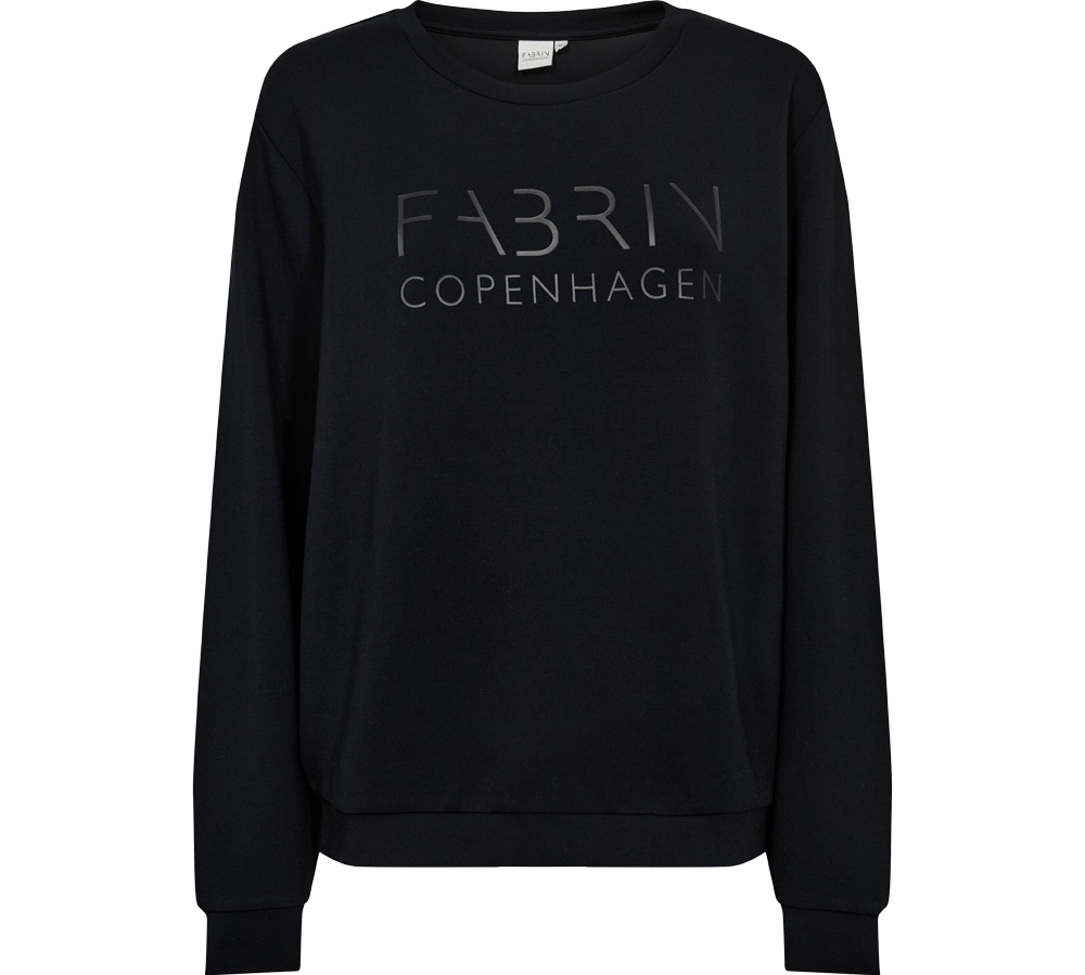 Sort sweatshirt med rund hals og lange ærmer. Den har et ton-i-ton, let blankt tryk med teksten "FABRIN COPENHAGEN" centreret på brystet. Ribkant ved ærmer og linning giver et klassisk snit, og pasformen virker afslappet og komfortabel. Det enkle, minimalistiske design gør den velegnet til hverdagsbrug eller lag-på-lag-styling i en casual og moderne garderobe.