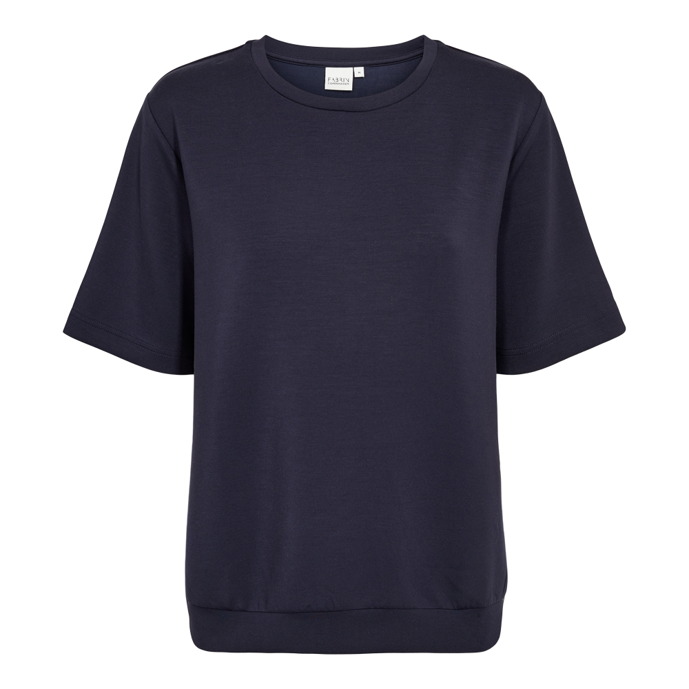 fabrin-copenhagen-sweat-shirt-ss-26-w-45145-dame-t-shirt-moerkeblaa-a.png