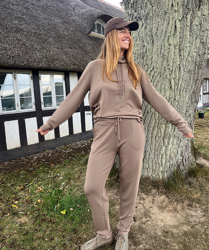 fabrin-copenhagen-sweat-shirt_sweat-pants-beige-livsstil-1.jpg