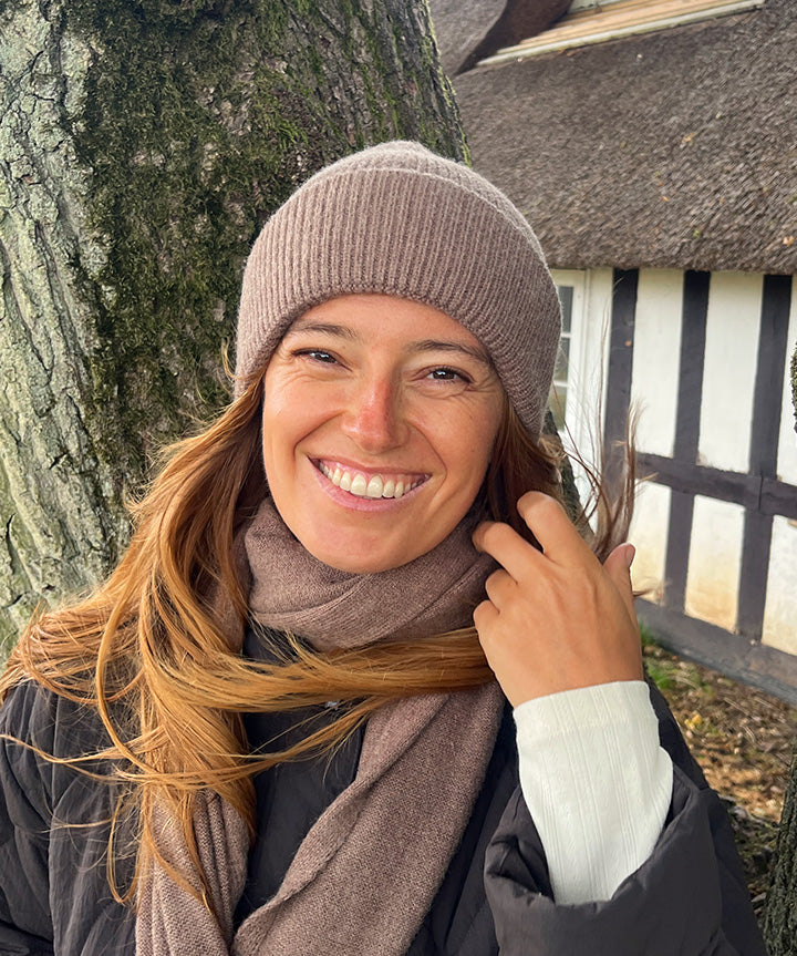 fabrin-copenhagen-tikki-knit-hat-brun-livsstil.jpg