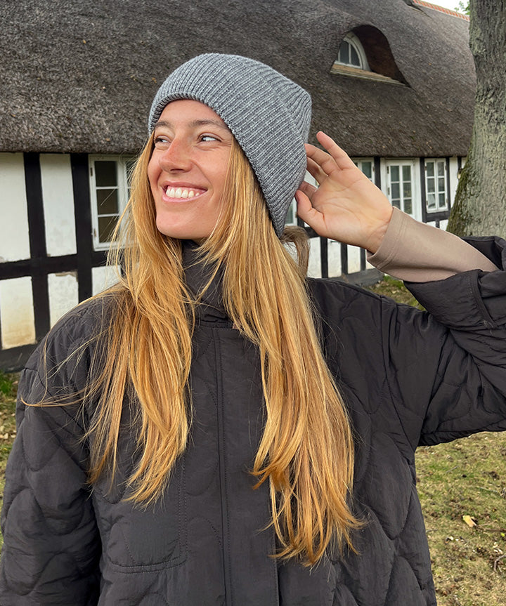 fabrin-copenhagen-tikki-knit-hat-graa-livsstil.jpg