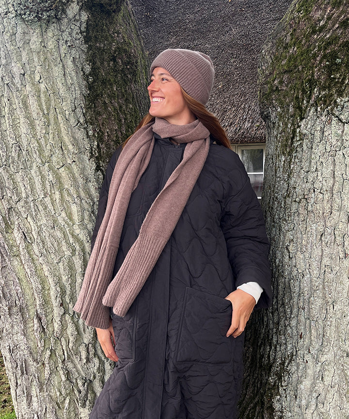 fabrin-copenhagen-tikki-knit-scarf-brun-livsstil.jpg