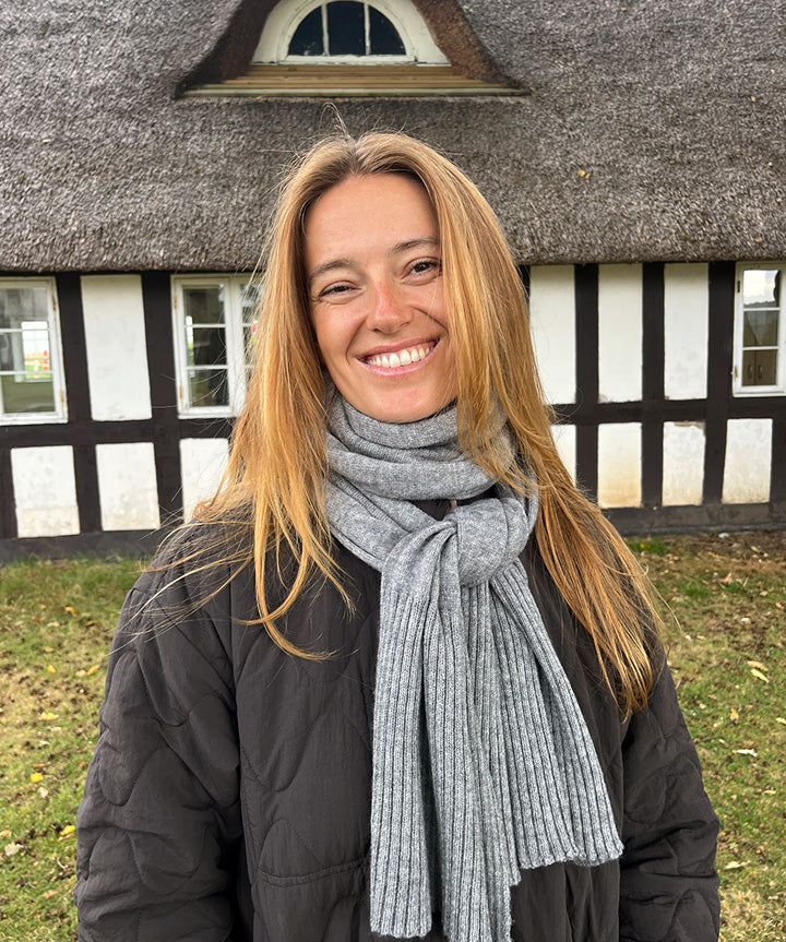 fabrin-copenhagen-tikki-knit-scarf-graa-livsstil.jpg
