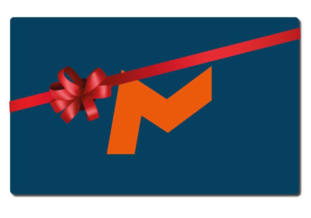 Et mørkeblåt, rektangulært kort prydes centralt af et skarpt, orange M-lignende logo og en tydelig, skrånende rød sløjfe med bånd. Den simple, grafiske komposition kombinerer moderne minimalisme med festlige elementer og skaber indtrykket af et gavekort eller en indpakning. Kontrasten mellem dyb blå, varm orange og blank rød giver kortet et elegant og indbydende udtryk.