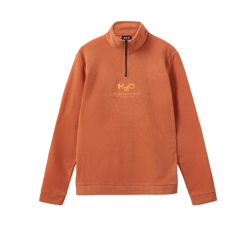 En varm, brændt orange fleece-trøje med høj krave og kort sort lynlås i halsen. Simpelt og funktionelt snit med lange ærmer og ribdetaljer ved kant og ærmer. Broderet H2O-logo og teksten "Original Sport" midt på brystet giver et sporty udtryk. Materialet føles blødt og isolerende. Ideelt til efterår og vinter som mellemlag eller til afslappet, aktivt hverdagsbrug.