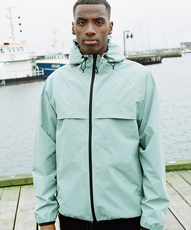 h2o-roemoe-rain-jacket-mint-livsstil-2_2f77d10c-7890-4c3c-a629-eb7d7d307196.jpg