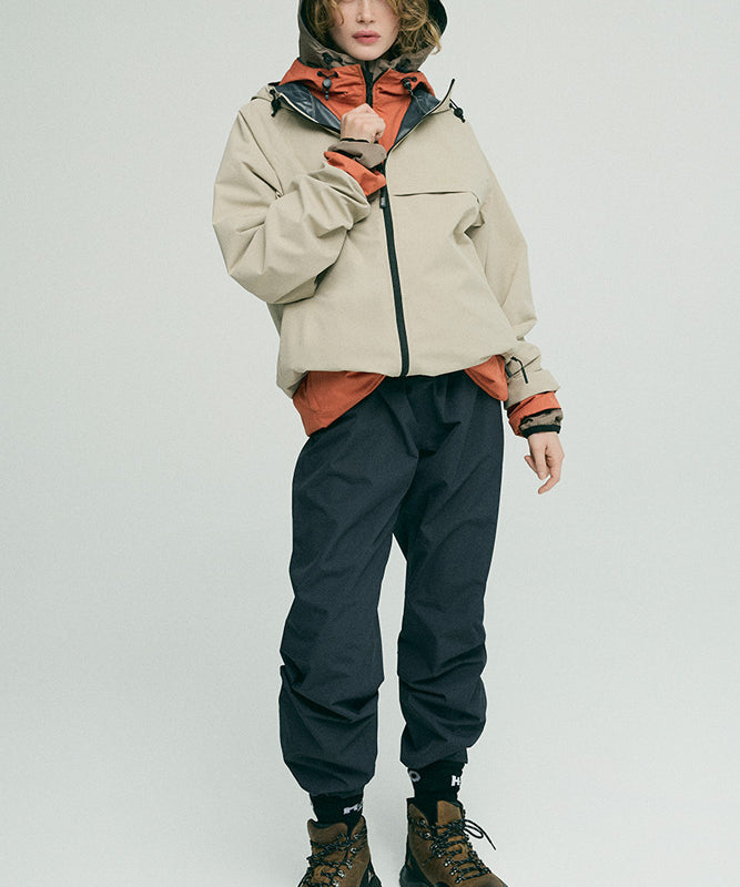 h2o-roemoe-rain-jacket-sand-livsstil.jpg