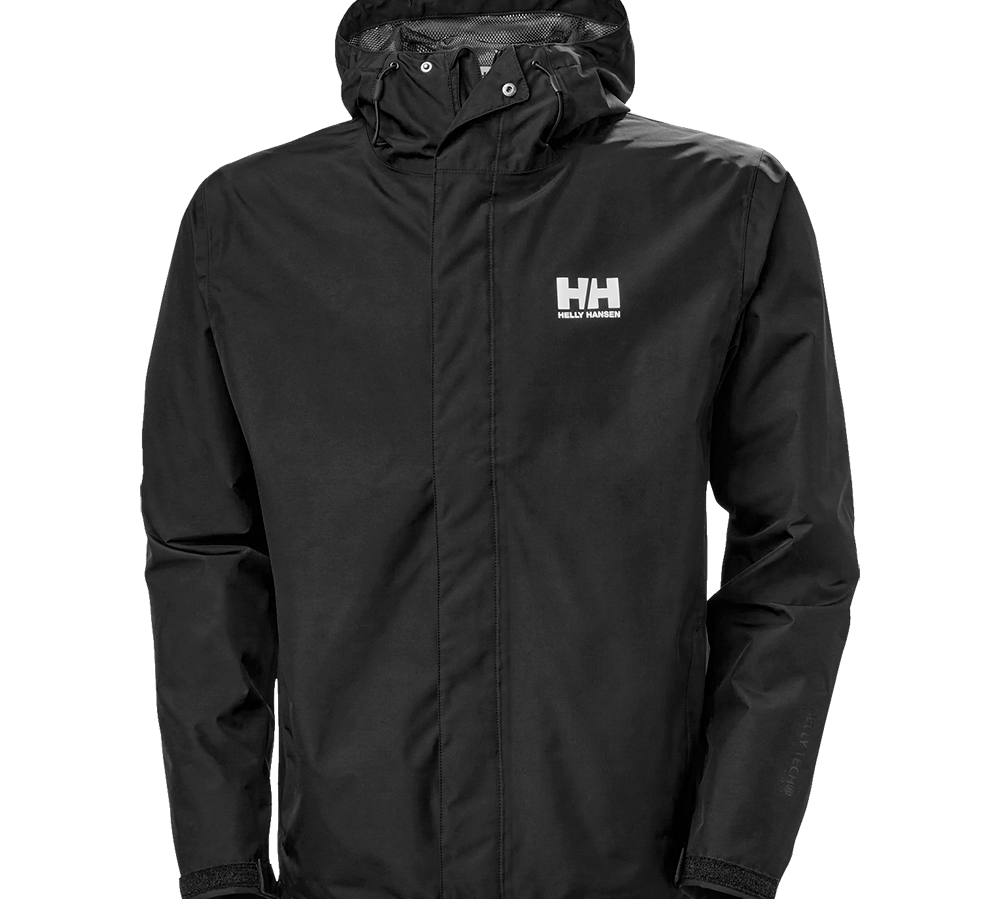 Sort Helly Hansen regnjakke med hætte og diskret logo på venstre bryst. Jakken har en ren, minimalistisk silhuet, fuld lynlås med stormklap, justerbare ærmeafslutninger og praktiske sidelommer. Materialet ser vandafvisende og vindtæt ud, egnet til dagligt brug og udendørs aktiviteter. Enkel, funktionel og tidløs i sit design — en alsidig jakke til regnfulde og blæsende dage.