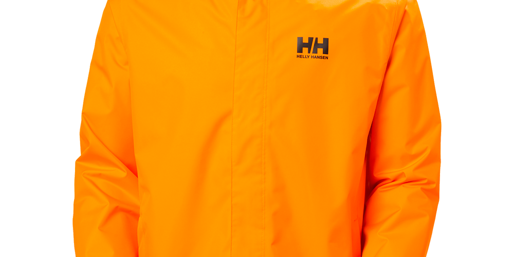 Et skarpt orange regnjakke fra Helly Hansen ses i billedet. Jakken har hætte med snor, skjult lynlås og et minimalt design med HH-logo på brystet. Materialet ser vandafvisende og glat ud, med justerbare manchetter og et lige snit. Farven er meget synlig og velegnet til udendørs aktiviteter eller arbejde, hvor høj sigtbarhed og beskyttelse mod vejret er vigtig.