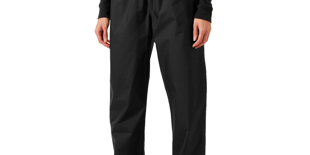 Et par enkle, sorte regnbukser med løst, lige snit og elastisk talje ses på billedet. Stoffet ser vandafvisende og let glinsende ud, ideelt til udendørsbrug og regnvejr. Bukserne har et afslappet fit med plads til lag under og lange ben, der dækker støvlerne. Designet fremstår funktionelt og minimalistisk — praktisk til vandreture, arbejde udendørs eller daglig pendling i dårligt vejr.