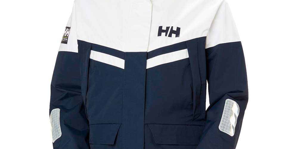 En sporty, teknisk jakke i navy og hvid med en neon-gul hætte, prydet med HH-logo på brystet. Jakken har højtstående krave, to forlommer med klap og justerbare ærmeender med velcro. Kontraststriber over brystet og reflekterende paneler på ærmerne giver ekstra synlighed. Designet virker robust og praktisk, velegnet til sejlsport eller udendørs aktiviteter i vådt og køligt vejr.