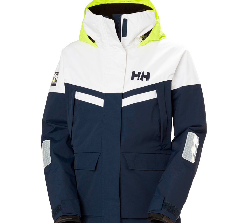 En sporty, teknisk jakke i navy og hvid med en neon-gul hætte, prydet med HH-logo på brystet. Jakken har højtstående krave, to forlommer med klap og justerbare ærmeender med velcro. Kontraststriber over brystet og reflekterende paneler på ærmerne giver ekstra synlighed. Designet virker robust og praktisk, velegnet til sejlsport eller udendørs aktiviteter i vådt og køligt vejr.