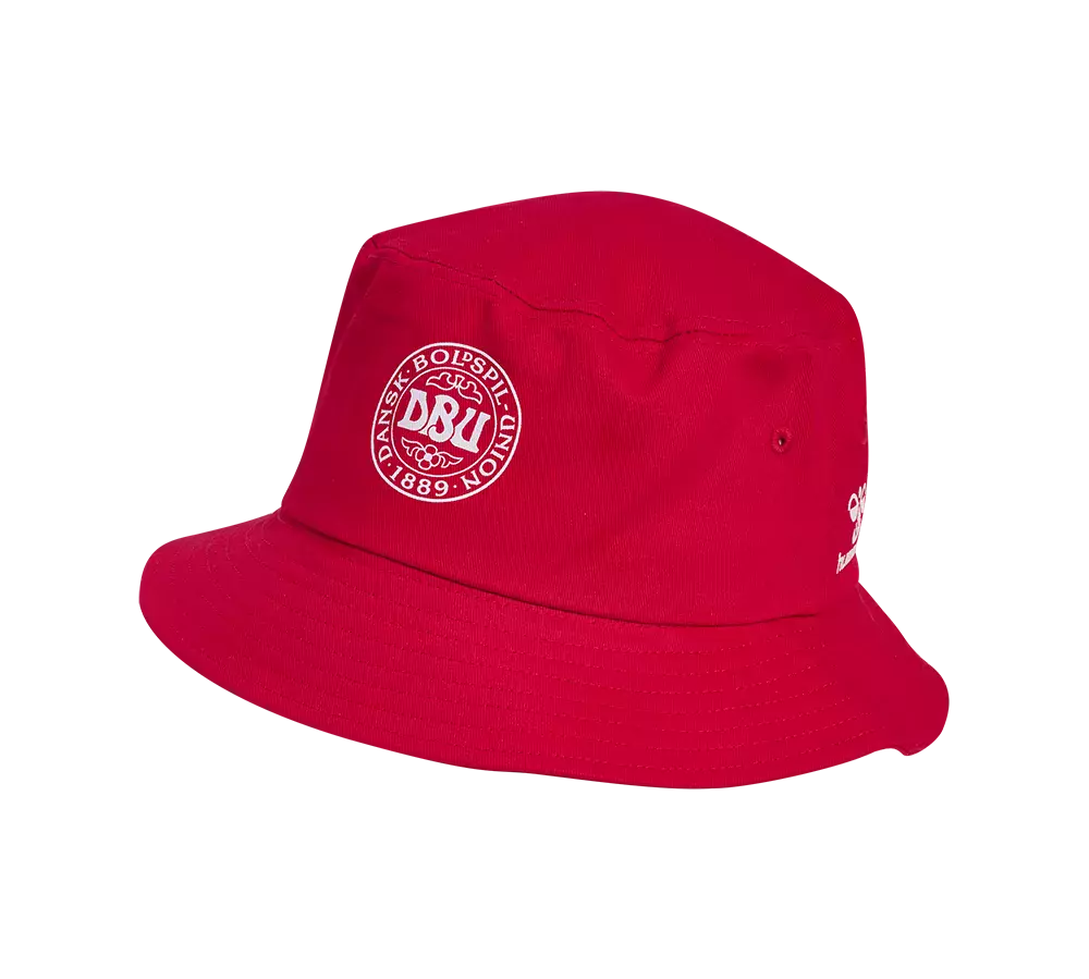 Rød bucket hat i kraftigt stof med bred, blød skygge og diskrete syninger langs kanten. På fronten ses et hvidt, rundt tryk med initialerne "DBU" omgivet af teksten "Dansk Boldspil-Union 1889", hvilket giver et sporty og nationalt præg. Hatten har ventilationshuller i siden og et afslappet, casual snit, der passer godt til fritidsbrug og udendørs aktiviteter.