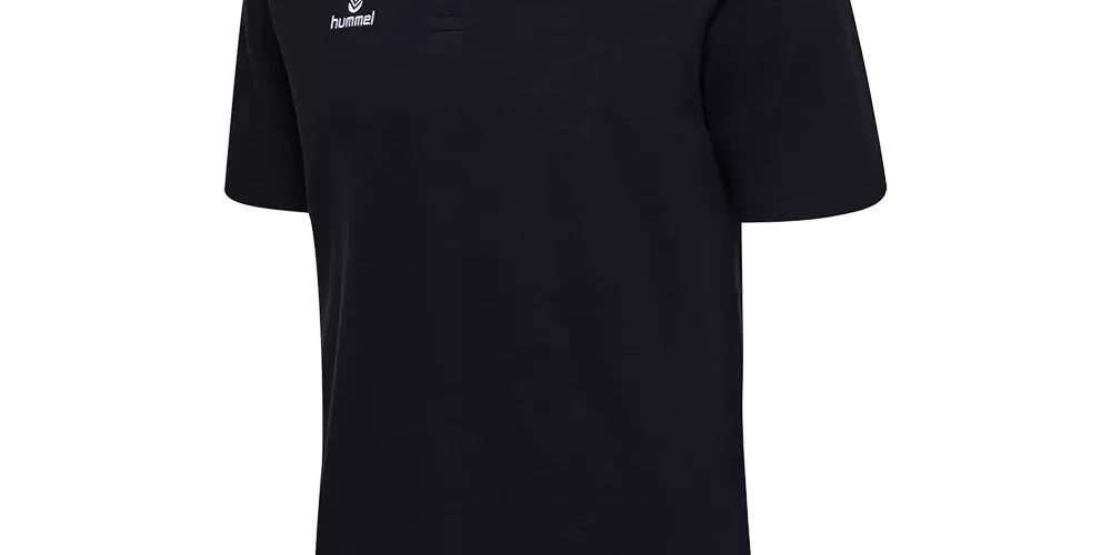 Sort kortærmet polo i klassisk snit med ribstrikket krave og tre-knaps knappelukning. T-shirten har en diskret hvid hummel-logo på venstre bryst og en let piqué-tekstur, der giver et sporty og velplejet udtryk. Den enkle, tidløse stil gør den velegnet til både fritid, klubbrug og hverdagsbrug, hvor komfort og et stilrent look prioriteres.