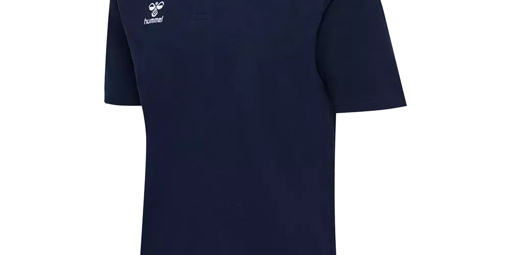 En mørkeblå polo i klassisk snit med korte ærmer og en simpel krave. Trøjen har en knappelukning med to knapper og et diskret Hummel-logo på venstre bryst. Stoffet virker som piqué-kvalitet med let struktur, hvilket giver både komfort og åndbarhed. Poloen er alsidig og passer til både afslappet hverdag og sportslige aktiviteter, hvor et neutralt og stilrent udtryk ønskes.