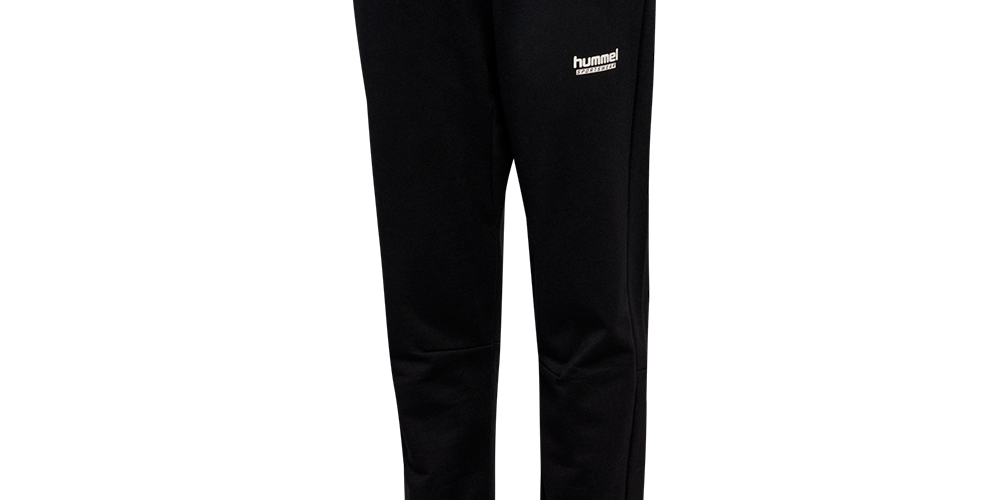 Et par sorte træningsbukser i enkelt og tidløst design, fremstillet i blødt, let strækbart materiale. Bukserne har elastisk taljebånd, smal pasform og ribbet ved anklerne for komfort og bevægelsesfrihed. Et lille hvidt "hummel"-logo på låret giver et diskret sporty præg. Velegnede til træning, hverdag og afslappet fritid på grund af deres alsidige og funktionelle snit.