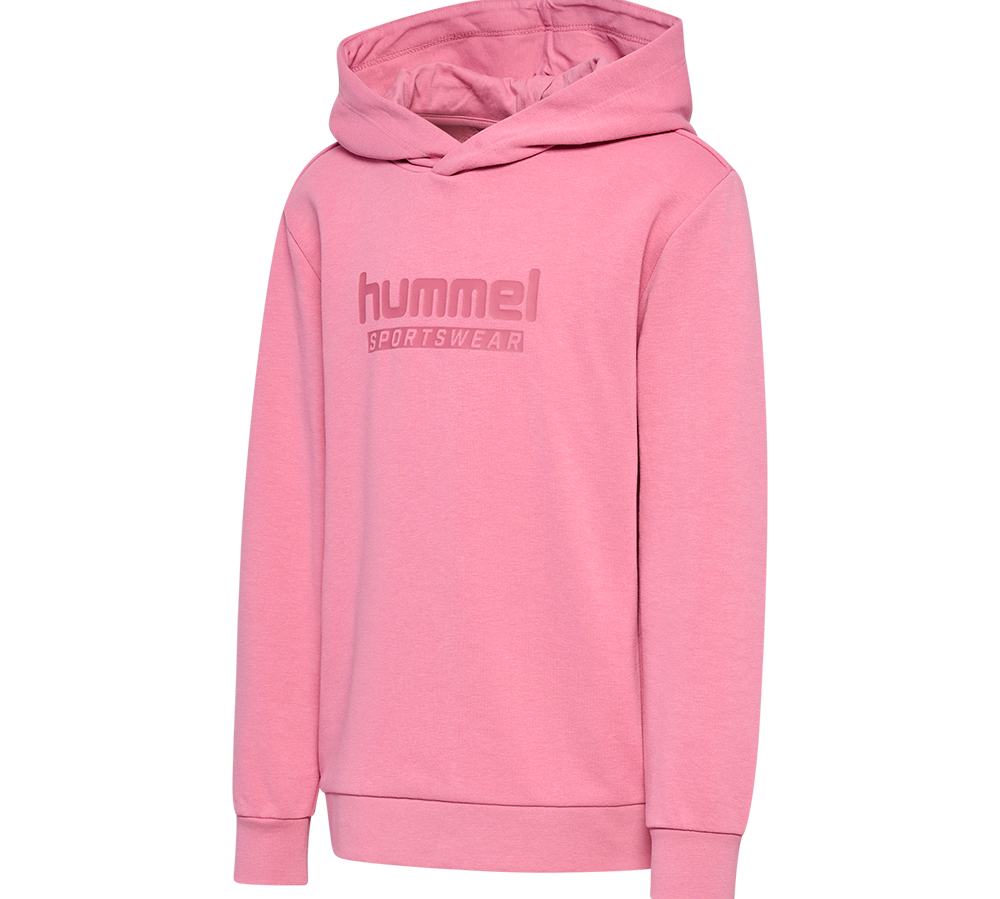 Lyserød hættetrøje fra Hummel i enkel, sporty stil. Den er lavet i blødt stof med ribkanter ved ærmer og bund, og en rummelig hætte uden snor. Fronten prydes af diskret 'hummel sportswear'-logo i samme farvetone, hvilket giver et ton-i-ton udtryk. Trøjen har afslappet pasform, ideel til hverdag, fritid eller som et behageligt lag i køligt vejr.