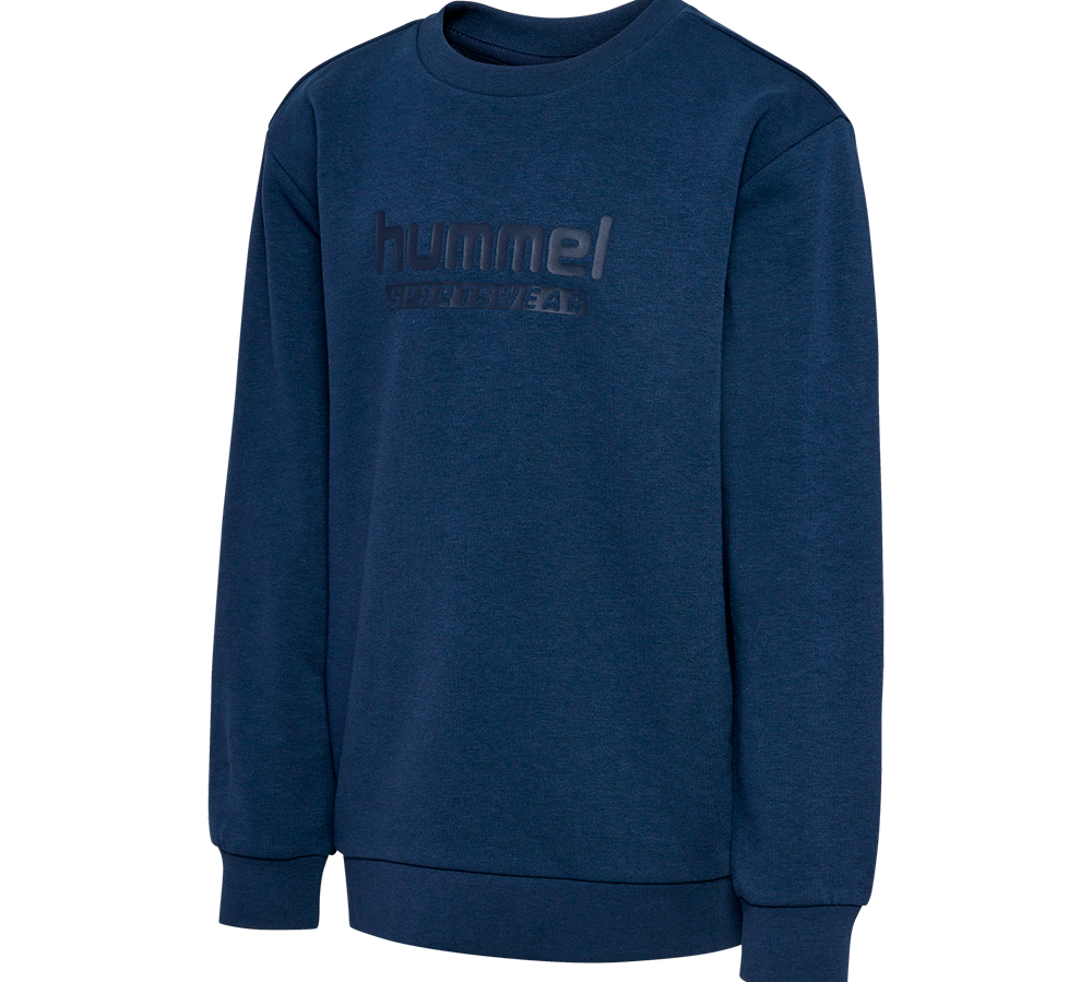 Mørkeblå sweatshirt med rund hals og lange ærmer. Enkel og klassisk pasform med ribkanter ved ærmeafslutninger og kant forneden. Materialet virker blødt og varmt, ideelt til hverdag eller sport. Et diskret, ton-i-ton "hummel" logo pryder brystet, hvilket giver et subtilt sporty look. Velegnet som baselag i koldt vejr eller til afslappede outfits.