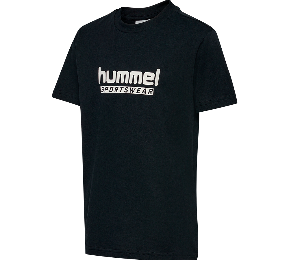 Sort, kortærmet T-shirt med rund hals fra hummel. Fronten prydes af et hvidt "hummel SPORTSWEAR" logo, der giver et enkelt og sporty udtryk. T-shirten har en afslappet pasform og et minimalistisk design, velegnet til både træning og hverdag. Syede kanter og et robust tryk signalerer god kvalitet og holdbarhed, mens stoffet virker blødt og behageligt mod huden.