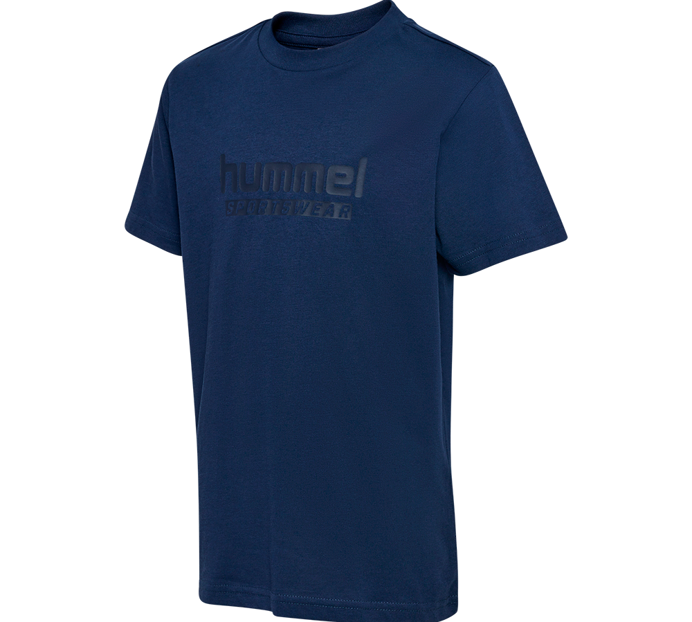 Marineblå T-shirt med rund hals og korte ærmer fra hummel. Designet er enkelt og tidløst med en diskret, ton-i-ton relieflogo "hummel sportswear" på brystet. T-shirten har en afslappet, komfortabel pasform og virker ideel til både hverdag og let træning. Rene linjer og solid farve gør den nem at kombinere med jeans, træningsshorts eller lag-på-lag looks.