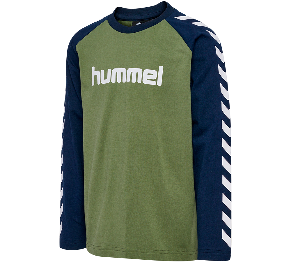 Langærmet Hummel T-shirt i casual, sporty design. Kroppen er olivengrøn, ærmerne mørkeblå med hvide chevrons langs siderne. Rund hals i matchende blå, og et stort hvidt "hummel" logo midt på brystet. Simpelt, tidløst snit med raglanærmer, velegnet til hverdag eller sport. Materialet virker som blød bomuld eller jersey for komfort og bevægelsesfrihed.