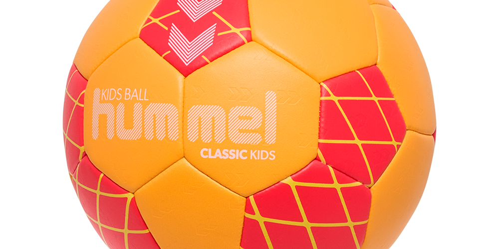 Denne farverige børnebold er i skarpe orange og røde nuancer med gule diamantmønstre og Hummel-logoet tydeligt trykt foran. Bolden virker blød og let, ideel til leg, indendørs træning eller begyndere i håndbold og fodbold. Det klassiske, robuste design og klare farver gør den nem at se og sjov at bruge for små spillere, samtidig med at den formidler kvalitet og holdbarhed.