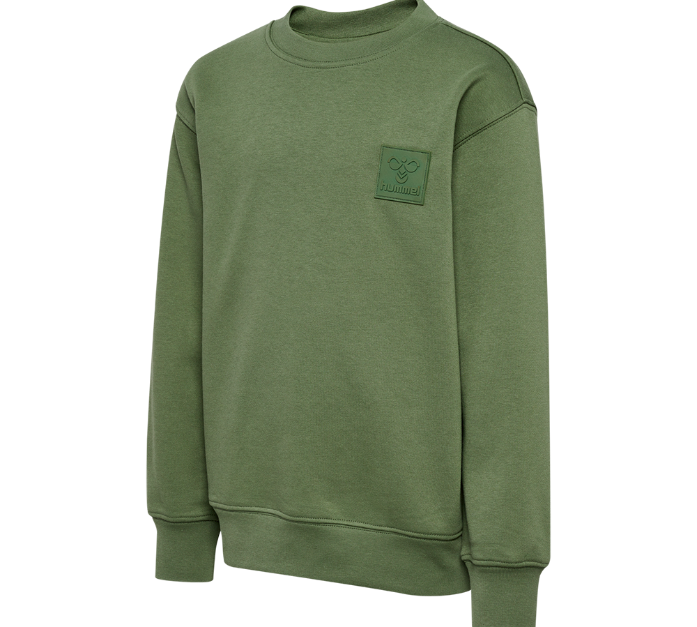 En olivengrøn crewneck-sweatshirt i en enkel, tidløs stil. Den har rund hals, lange ærmer og ribkant ved ærmer og linning, samt synlige skuldersømme for et afslappet udtryk. Et diskret, ton-i-ton logo i patch på brystet giver et minimalistisk præg. Stoffet ser blødt og tæt ud, perfekt til hverdagsbrug og lag-på-lag i køligere vejr.