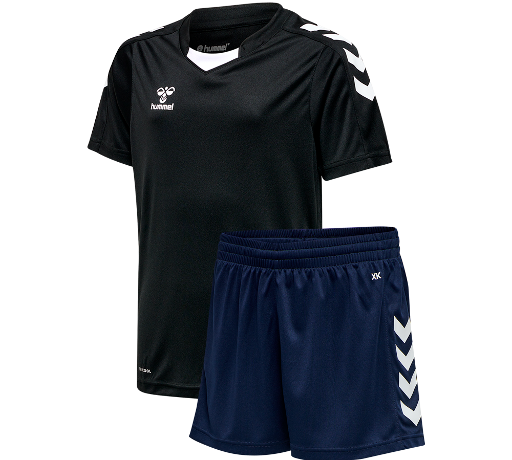 Dette sportssæt består af en kortærmet sort trøje og navyblå shorts. Trøjen har et diskret hummel-logo og hvide chevrons på skuldrene, mens shortsene har samme chevrons langs siden og en elastisk talje for komfort. Materialet virker let, svedtransporterende og velegnet til træning eller kamp. Designet er enkelt og funktionelt med fokus på bevægelsesfrihed og holdbarhed.